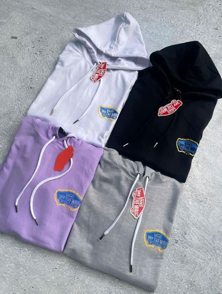 Pantalón cargo beige con múltiples bolsillos y cintura ajustable